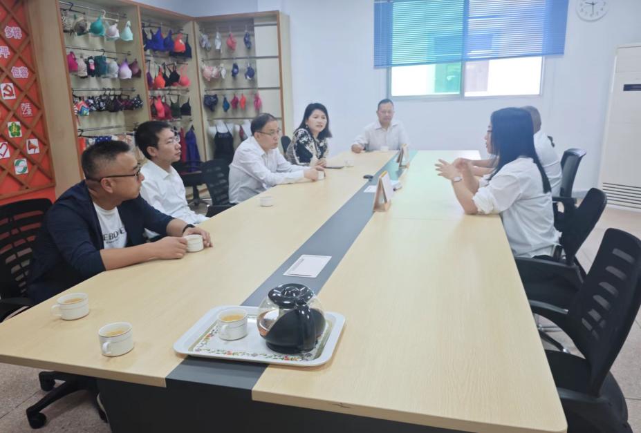 陈付龙一行在合隆制衣(全南)有限公司座谈交流陈付龙一行在全南县职业