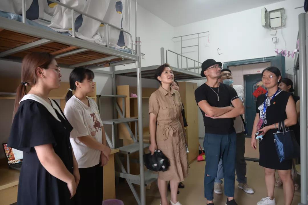 校领导深入宿舍走访慰问2021级新同学-江西服装学院招生信息网