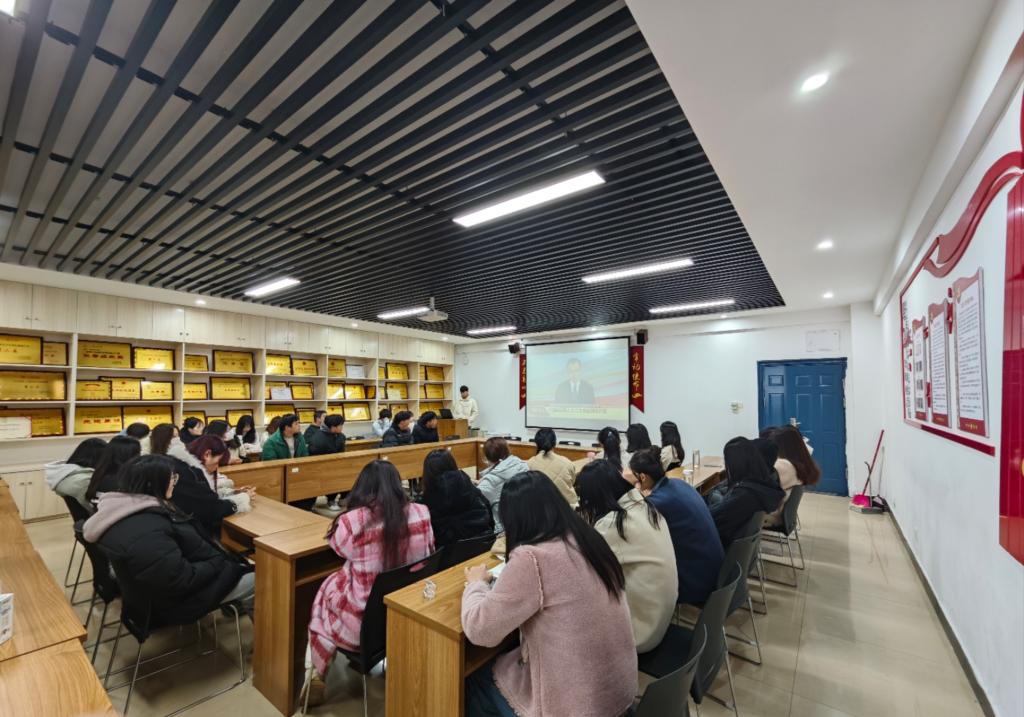 江西服装学院师生热议2024年全国两会
