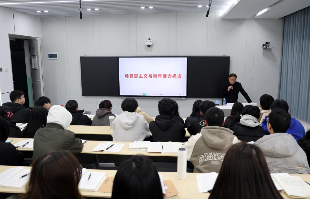 书记,校长走上讲台 带头为学生讲授"开学第一课"-江西服装学院招生