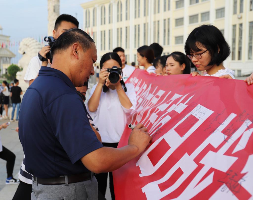 我校举行中国人民抗日战争暨反法西斯战争胜利73周年升国旗仪式